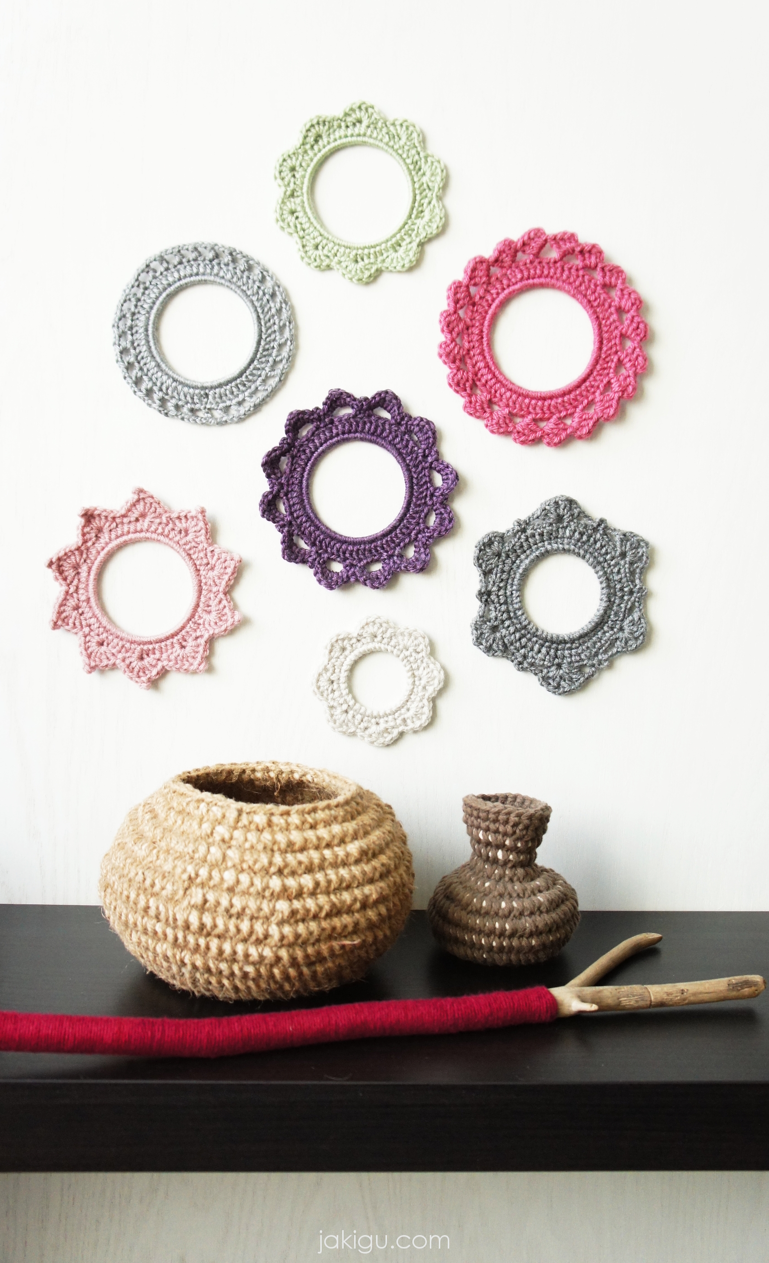 A set of crochet photo frames and chubby crochet vessels | jakigu.com