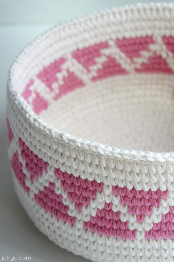 Geometric Crochet Basket by jakigu.com | triangles and chevron