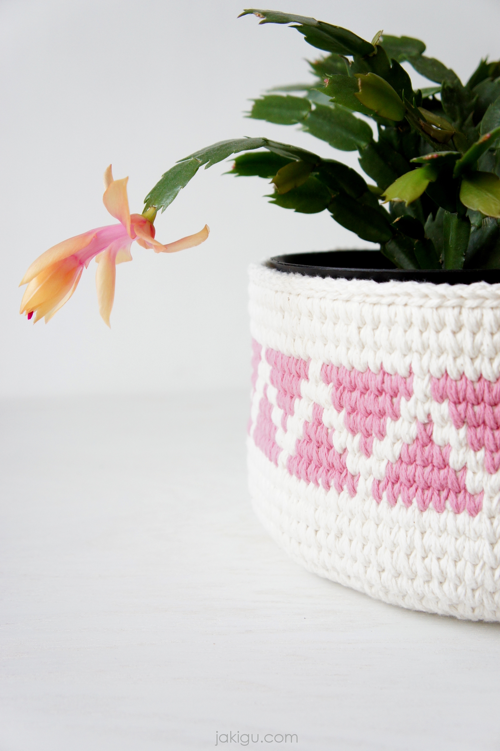 Crochet Basket or Planter with pink geometric detail | triangle chevron basket by jakigu.com