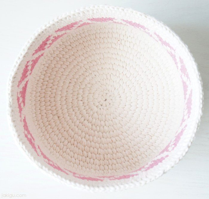 Coiled Crochet Basket with Chevron Detail | jakigu.com