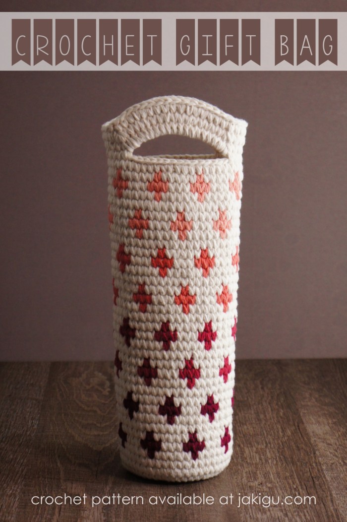 Crochet Gift Bag /// detailed instructions and crochet pattern by jakigu.com
