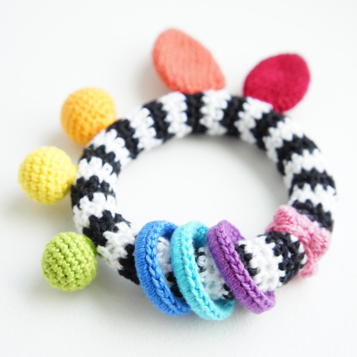 High Contrast Baby Toy | jakigu.com crochet pattern
