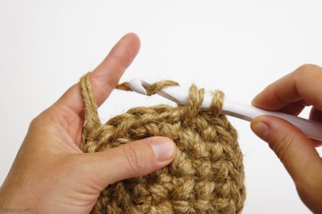 Crocheting with two hooks | jakigu.com