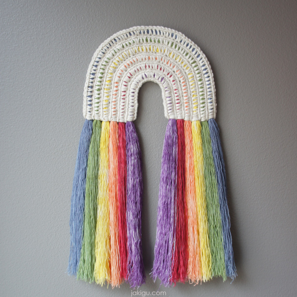 crochet wall hanging with rainbow fringe | jakigu.com instalinks