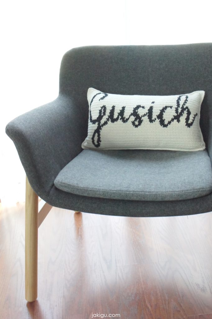crochet pillow on a chair | jakigu.com
