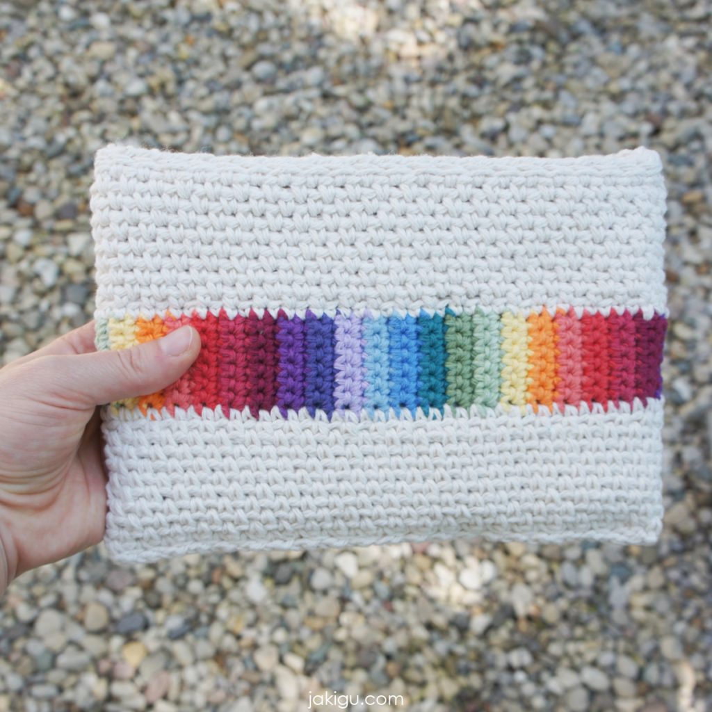 jakigu.com | rainbow crochet bag or clutch